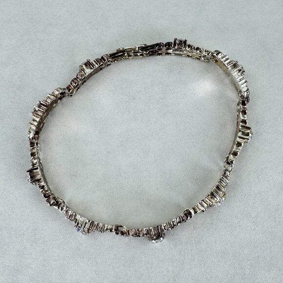 Vintage AVON NR Silver-Tone Rhinestone Crystal Bracelet Fold Over Clasp 8 inch - Picture 12 of 13